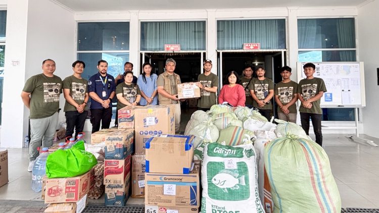 Mahasiswa mahasiswi UHKBPNP bersama Dek FM salurkan bantuan kemanusiaan