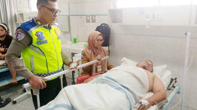 Personil Unit Gakkum saat melihat kondisi suami ibu J yang mengalami tabrakan tunggal menjalani perawatan medis di RS Murni Teguh Horas Insani