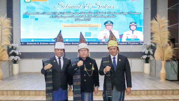 Wali Kota Pematangsiantar Wesly Silalahi SH MKn melantik Junaedi Antonius Sitanggang SSTP MSi sebagai Sekda dan Herri Okstarizal SH MH sebagai Kepala Disdamkarmat