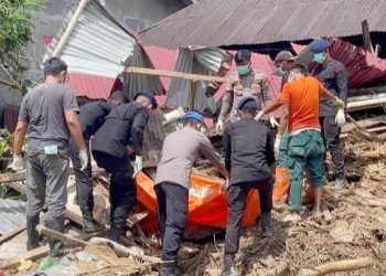 Tim Satbrimob Polda Sumut menemukan salah satu korban merupakan orang tua dari personel Brimob sendiri di Kelurahan Angin Nauli, Kecamatan Sibolga Utara. (Foto Ist)