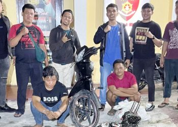 Kedua pelaku curanmor beseta barang bukti diapit Kanit Jatanras IPDA Revanto Barasa SH dan Tim Opsnal