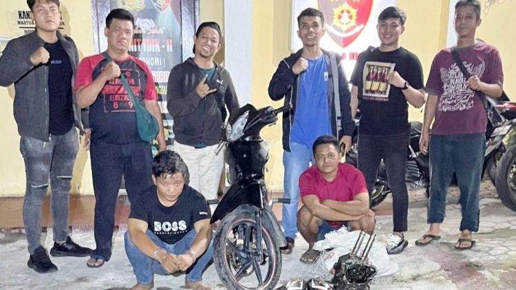 Kedua pelaku curanmor beseta barang bukti diapit Kanit Jatanras IPDA Revanto Barasa SH dan Tim Opsnal