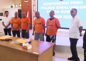 Kasat Reskrim AKP Herison Manulang SH saat interogasi ke empat pelaku Sindikat Pencurian Tabung Gas