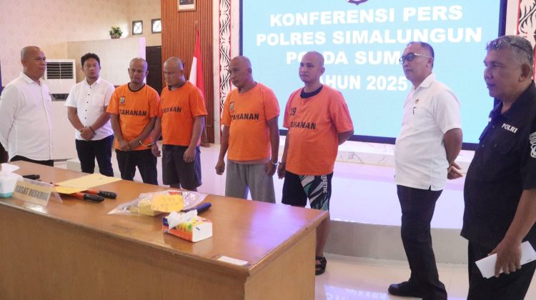 Kasat Reskrim AKP Herison Manulang SH saat interogasi ke empat pelaku Sindikat Pencurian Tabung Gas