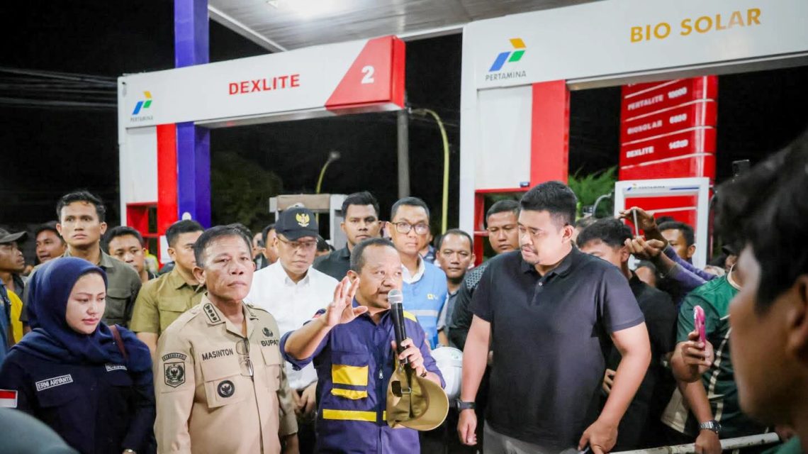 Menteri ESDM Bahlil Lahadalia saat berada Tapanuli Tengah (Tapteng) memantau sejumlah SPBU. (Foto Ist)