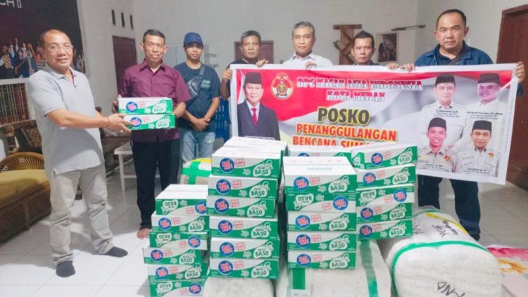 Ketua DPC MAI Medan, Suwarno saat menerima bantuan logistik dari. Irwan Bobby (Irwan Meidianto), selaku Dewan Pembina Macan Asia Indonesia (MAI). (Foto Ist