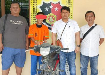 Pelaku Curanmor Sanggup Parningotan Sinaga dan barang bukti diapit Kanit Reskrim IPDA Gerry Simanjuntak SH bersama Tim.
