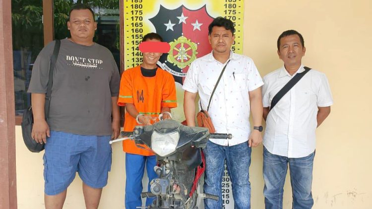 Pelaku Curanmor Sanggup Parningotan Sinaga dan barang bukti diapit Kanit Reskrim IPDA Gerry Simanjuntak SH bersama Tim.