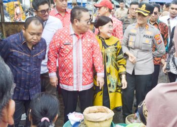 Kapolres Pematangsiantar AKBP Sah Udur T.M. Sitinjak SH. SIK. MH bersama unsur Forkopimda Sidak Pasar