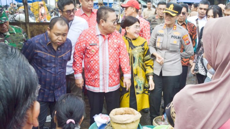 Kapolres Pematangsiantar AKBP Sah Udur T.M. Sitinjak SH. SIK. MH bersama unsur Forkopimda Sidak Pasar