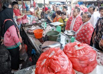 Wali Kota Pematangsiantar Wesly Silalahi SH MKn bersama Ketua TP PKK Ny Liswati Wesly Silalahi dan Forkopimda sidak stok dan harga kebutuhan pokok menjelang Nataru