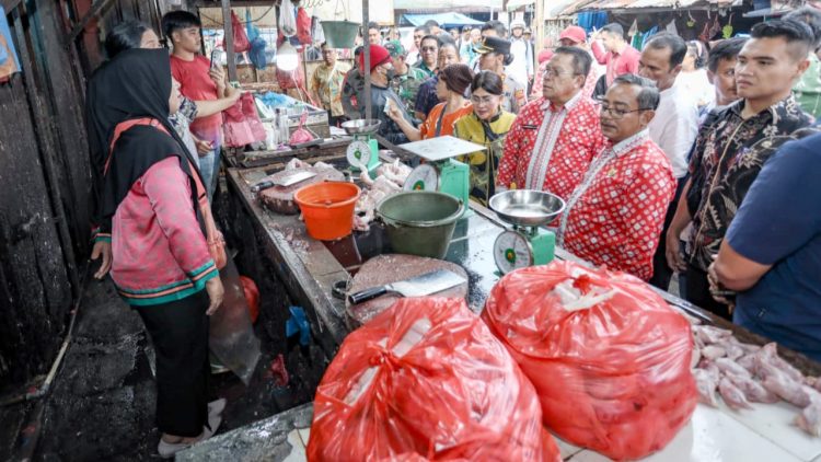 Wali Kota Pematangsiantar Wesly Silalahi SH MKn bersama Ketua TP PKK Ny Liswati Wesly Silalahi dan Forkopimda sidak stok dan harga kebutuhan pokok menjelang Nataru