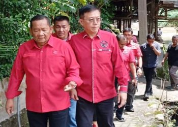 Ketua Ketua DPC PDI Perjuangan Kota Medan, Hasyim SE saat dampingi Ketua DPD PDI Perjuangan Sumut Rapidin Simbolon meninjau dampak banjir. (Foto Ist)