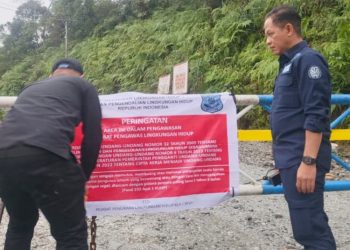 Menteri LH/Kepala BPLH, Hanif Faisol Nurofiq, melakukan inspeksi di hulu Daerah Aliran Sungai (DAS) Batang Toru dan Garoga dan memasang spanduk peringatan. (Foto Ist)