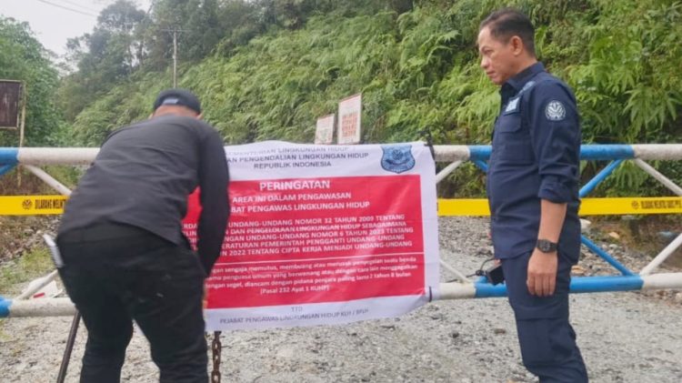 Menteri LH/Kepala BPLH, Hanif Faisol Nurofiq, melakukan inspeksi di hulu Daerah Aliran Sungai (DAS) Batang Toru dan Garoga dan memasang spanduk peringatan. (Foto Ist)