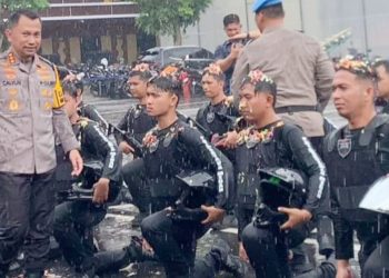 Kapolrestabes Medan Kombes Pol Dr. Jean Calvijn Simanjuntak, S.I.K. M.H saat
mengukuhkan Timsus Jaga - Cegah - Sigap (JCS). (Foto Ist)