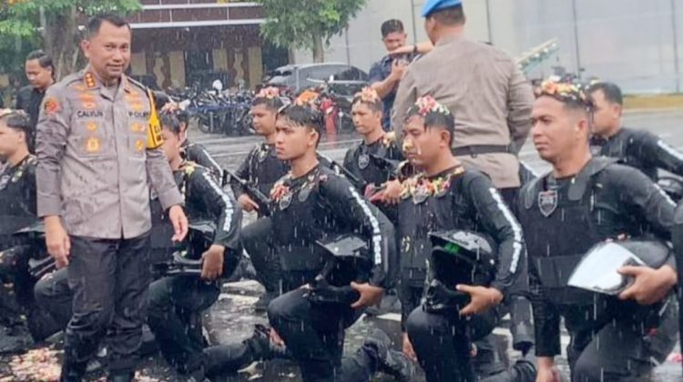 Kapolrestabes Medan Kombes Pol Dr. Jean Calvijn Simanjuntak, S.I.K. M.H saat
mengukuhkan Timsus Jaga - Cegah - Sigap (JCS). (Foto Ist)