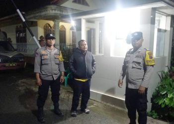 Pawas AIPTU.K. Sembiring bersama Bhabinkamtibmas AIPDA HE Pane dan AIPDA Nurday MH melaksanakan KRYD dan BLP di wilayah hukum Polseķ Siantar Utara