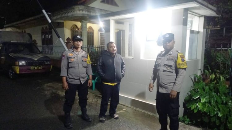 Pawas AIPTU.K. Sembiring bersama Bhabinkamtibmas AIPDA HE Pane dan AIPDA Nurday MH melaksanakan KRYD dan BLP di wilayah hukum Polseķ Siantar Utara