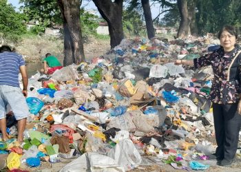 Anggota DPRD Medan Dr. Dra Lily MBA saat menunjukan tumpukan sampah yang berdampingan dengan pinggiran Sungai Deli dan Sekolah Swasta Sutomo 2. (Foto Ist)