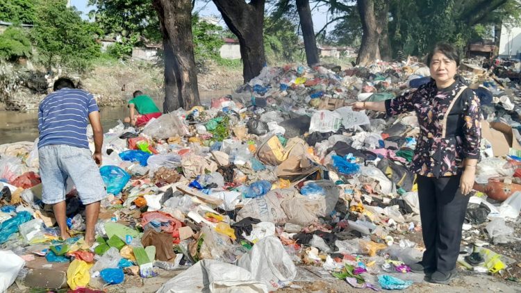 Anggota DPRD Medan Dr. Dra Lily MBA saat menunjukan tumpukan sampah yang berdampingan dengan pinggiran Sungai Deli dan Sekolah Swasta Sutomo 2. (Foto Ist)