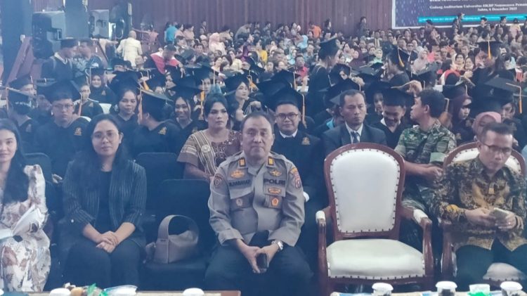 Kabag SDM Polres Pematangsianțar AKP Mara Lidang Harahap menghadiri Dies Natalis ke 8 dan Wisuda VII Periode II Tahun 2025 UHKBPNP