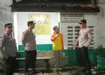 Bhabinkamtibmas AIPDA Julham Efendi Saragih dan BRIPKA Saut Haloho dampingi Kasat Binmas IPTU Maxi J. Manurung SH melaksanakan Saling di Pos Kamling jalan Wahidin