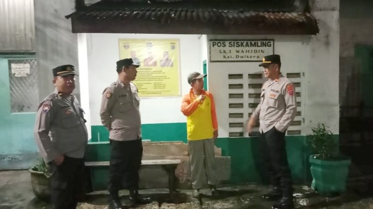 Bhabinkamtibmas AIPDA Julham Efendi Saragih dan BRIPKA Saut Haloho dampingi Kasat Binmas IPTU Maxi J. Manurung SH melaksanakan Saling di Pos Kamling jalan Wahidin