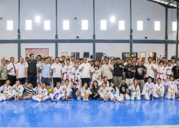 Wali Kota Pematangsiantar Wesly Silalahi SH MKn diwakilo Kepala Dinas Pariwisata Hamzah Fanshuri Damanik SSTP MSi hadiri acara Pembukaan Kejuaraan Taekwondo Antar Pelajar Kota Pematangsiantar Tahun 2025