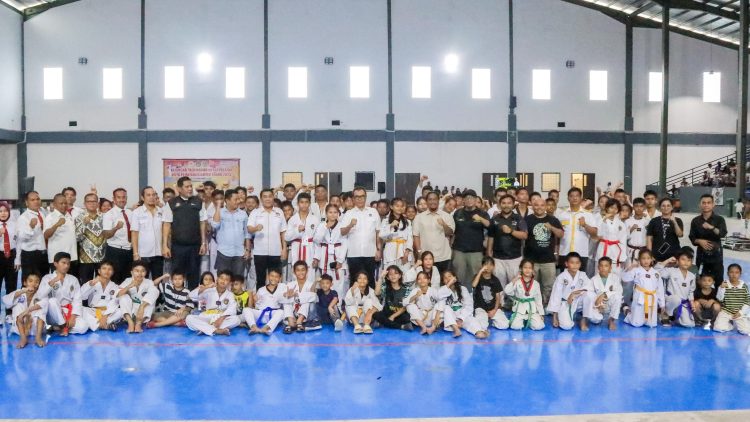 Wali Kota Pematangsiantar Wesly Silalahi SH MKn diwakilo Kepala Dinas Pariwisata Hamzah Fanshuri Damanik SSTP MSi hadiri acara Pembukaan Kejuaraan Taekwondo Antar Pelajar Kota Pematangsiantar Tahun 2025