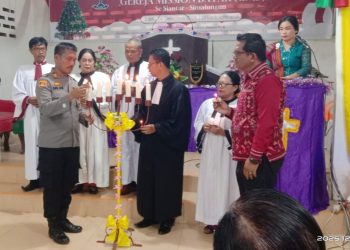Kapolsek Siantar Martoba AKP Martua Manik SH. MH saat penyalaan lilin