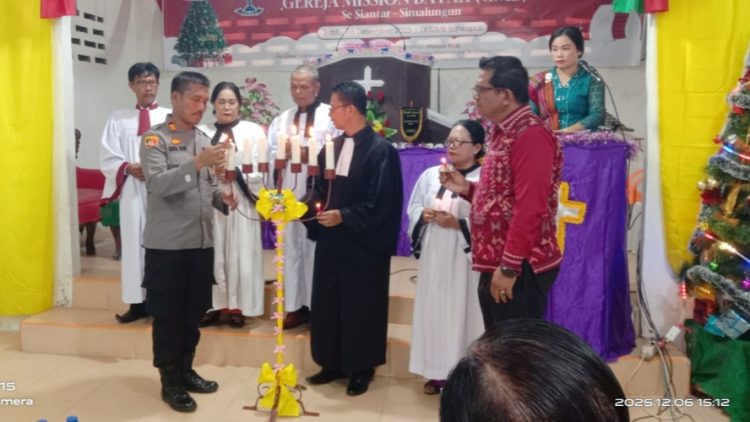 Kapolsek Siantar Martoba AKP Martua Manik SH. MH saat penyalaan lilin