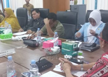 Ketua Komis 4 DPRD Kota Medan, Paul Mei Anton Simanjuntak didampingi sejumlah anggota DPRD Medan Lailatul Badri, Edwin Sugesti Nasution, Jusup Ginting Suka saat Rapat Dengar Pendapat (RDP) bersama DLH, SDABMBK dan BPBD Medan. (Foto Ist)