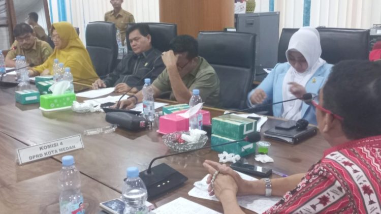 Ketua Komis 4 DPRD Kota Medan, Paul Mei Anton Simanjuntak didampingi sejumlah anggota DPRD Medan Lailatul Badri, Edwin Sugesti Nasution, Jusup Ginting Suka saat Rapat Dengar Pendapat (RDP) bersama DLH, SDABMBK dan BPBD Medan. (Foto Ist)