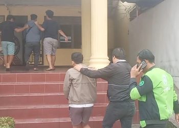 Kedua tersangka, OMKA dan B.I saat digiring Tim Unit 1 ke ruangan Sat Resnarkoba