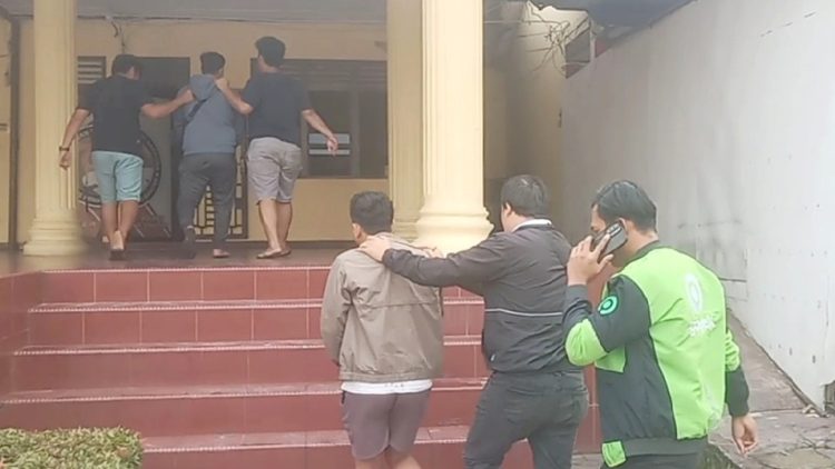 Kedua tersangka, OMKA dan B.I saat digiring Tim Unit 1 ke ruangan Sat Resnarkoba
