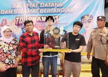 Kapolres Pematangsiantar AKBP Sah Udur T.M. Sitinjak SH. SIK. MH diwakili Kasat Reserse Narkoba AKP Irwanta Sembiring SH saat serahkan Piala Bergilir kepada Juara 1 Tim Yubensewan A.