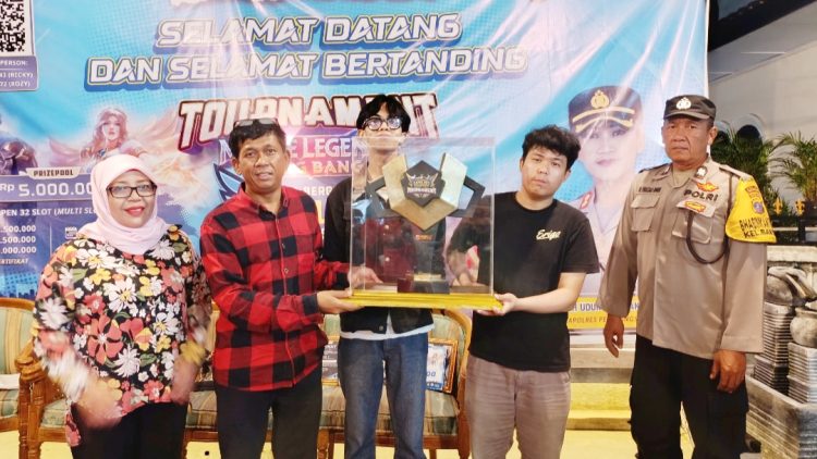 Kapolres Pematangsiantar AKBP Sah Udur T.M. Sitinjak SH. SIK. MH diwakili Kasat Reserse Narkoba AKP Irwanta Sembiring SH saat serahkan Piala Bergilir kepada Juara 1 Tim Yubensewan A.