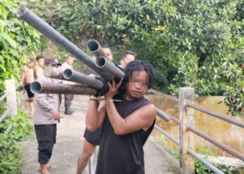 Personil Polsek Siantar Barat saat amankan terduga pelaku pencurian besi jembatan