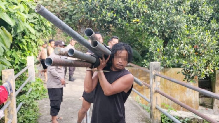 Personil Polsek Siantar Barat saat amankan terduga pelaku pencurian besi jembatan