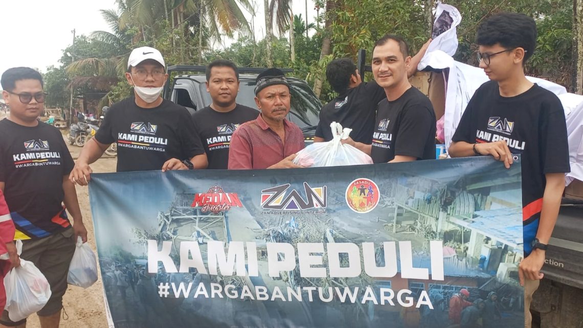 Fauzan Direktur Zan Advertising Production bersama tim saat menyalurkan bantuan langsung ke warga korban banjir bandang di Aceh Tamiang (Foto Ist)