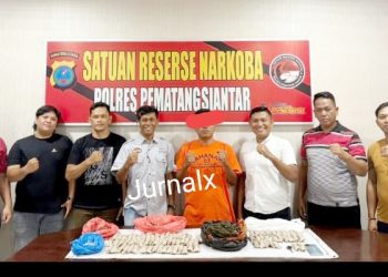 Tersangka RPMLS alias Sirait dan barang bukti diapit Kasat Resnarkoba AKP Irwanta Sembiring SH. MH, KBO IPTU Apri Damanik SH. MH, Kanit 1 IPDA Warman Siallagan SH dan Tim Unit 1