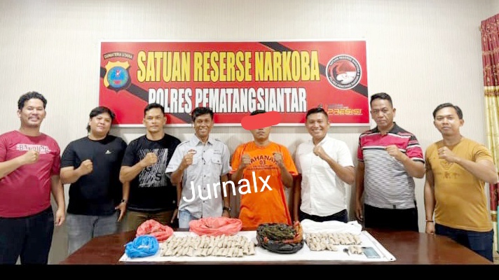 Tersangka RPMLS alias Sirait dan barang bukti diapit Kasat Resnarkoba AKP Irwanta Sembiring SH. MH, KBO IPTU Apri Damanik SH. MH, Kanit 1 IPDA Warman Siallagan SH dan Tim Unit 1