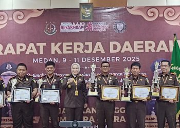 Kajari Simalungun Munawal Hadi, S.H. M.H saat menerima penghargaan