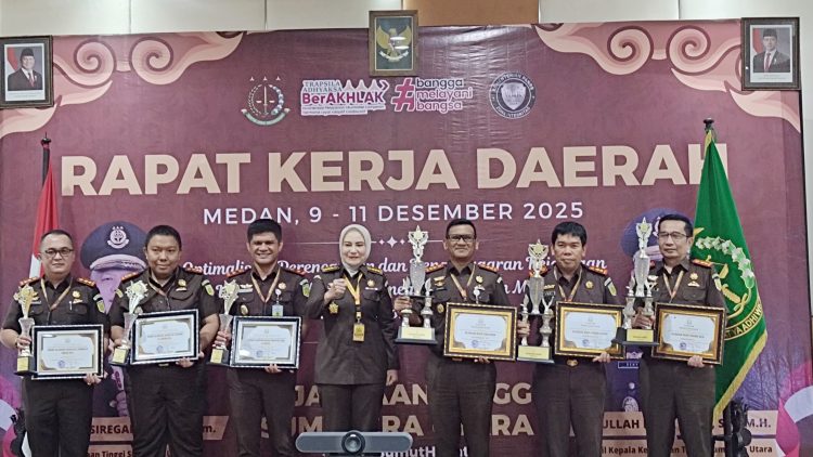 Kajari Simalungun Munawal Hadi, S.H. M.H saat menerima penghargaan