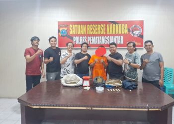 Tersangka MHN dan barang bukti diapit Kanit 2 IPDA Indrawan S.Sos bersama Katim Aipda Thamrin Harahap dan Brigadir Boy Sitinjak dan Tim Opsnal