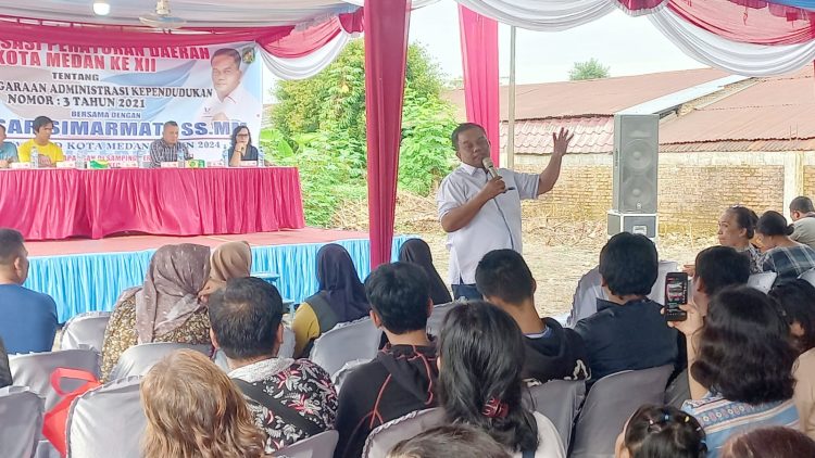 Anggota DPRD Medan Binsar Simarmata saat Sosialisasi Perda (Sosper) No 3 Tahun 2021 tentang penyelenggaraan Adminitrasi Kependudukan di halaman gereja Stasi Catholic Churc St.Francis Xavier, Jalan Abadi, Tj.Rejo, Medan Sunggal. (Foto Ist)