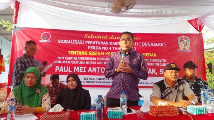 Anggota DPRD Medan Paul MA Simanjuntak SH saat Sosper ke XII Tahun 2025 produk hukum Pemko Medan Perda No 4 Tahun 2012 tentang Sistem Kesehatan Kota Medan di Jl Empat, Kelurahan Pulo Brayan Bengkel Baru (Foto Ist)