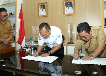 Wali Kota Pematangsiantar Wesly Silalahi SH MKn menandatangani nota kesepakatan dengan Kepala BPJS Kesehatan Cabang Pematangsiantar dr Kiki Chrismar Marbun AAK