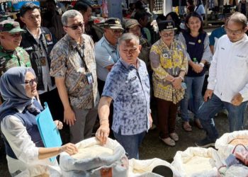 Kanit Ekonomi IPDA Gagas Dewanta S.Tr.K., M.H. melakukan sidak di Pasar Tradisional Sidamanik